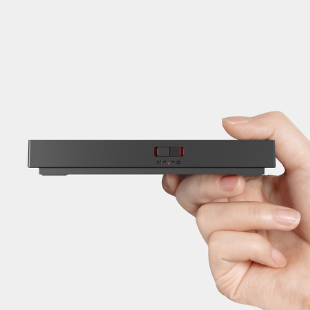 Timemore Black Mirror Basic 3 kahvivaaka 6 Timemore Black Mirror Basic 3 -vaaka sivusta kädessä, ohut runko ja monitoimikytkin