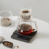 Timemore Black Mirror Basic 3 kahvivaaka 1 Timemore Black Mirror Basic 3 -vaaka pour over -valmistuksessa, päällä lasikannu ja suodatin