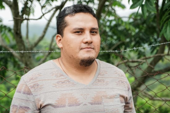 Odlaren Carlos Lemus utomhus, i bakgrunden träd och ett nätstängsel